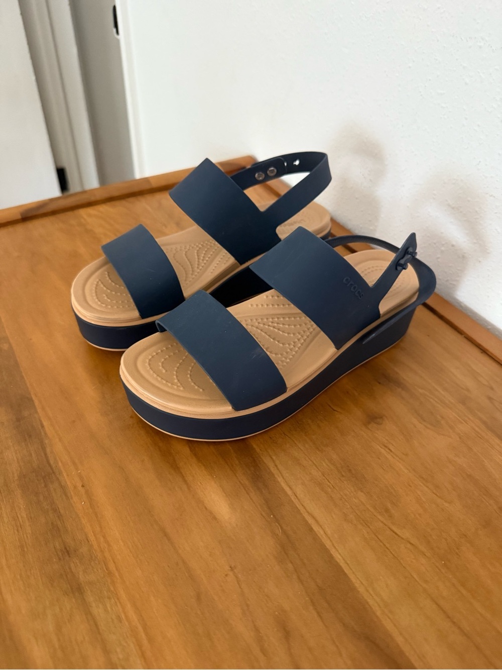 Crocs brooklyn matte low wedge Sandal in Navy cashew size 7 like new